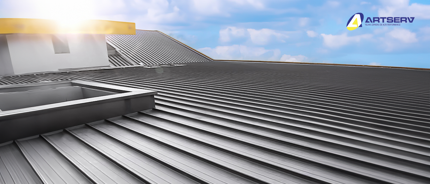 Para gestores industriais, engenheiros e arquitetos, a cobertura de uma fábrica não é apenas um elemento estético, mas um componente vital para a proteção da operação, dos ativos e, consequentemente, da lucratividade